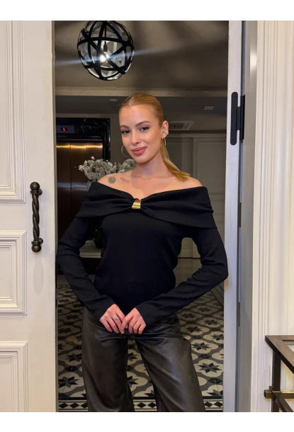 Kadın Omuz Açık Toka Detaylı Siyah Bluz