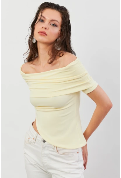 Kadın Sarı Asimetrik Madonna Yaka Bluz OPS4251