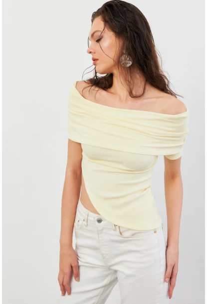 Kadın Sarı Asimetrik Madonna Yaka Bluz OPS4251