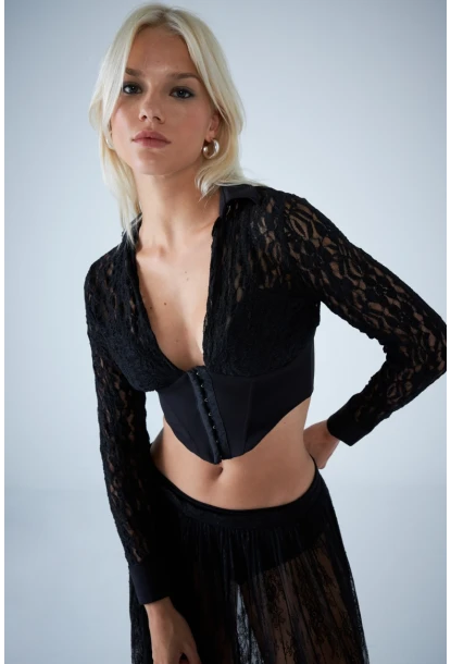 Kadın Siyah Ağraf Kapamalı Gloplu Dantel Bluz HO59