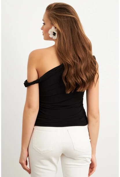 Kadın Siyah Asimetrik Kol Bluz VA100