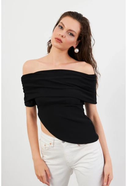 Kadın Siyah Asimetrik Madonna Yaka Bluz OPS4251