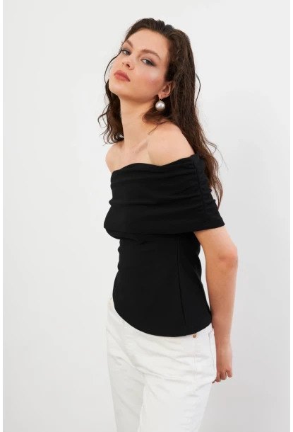 Kadın Siyah Asimetrik Madonna Yaka Bluz OPS4251