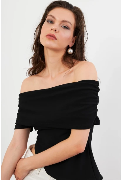 Kadın Siyah Asimetrik Madonna Yaka Bluz OPS4251