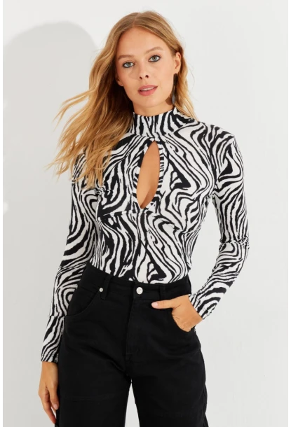 Kadın Siyah-Beyaz Önü Damla Zebra Desenli Bluz LPP1236