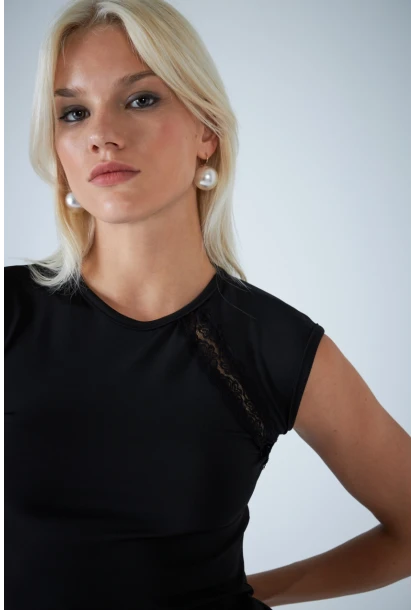 Kadın Siyah Dantel Detaylı Bluz EY3136