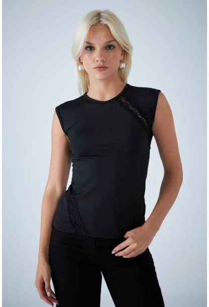 Kadın Siyah Dantel Detaylı Bluz EY3136