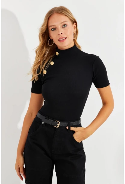 Kadın Siyah Düğme Aksesuarlı Kaşkorse Bluz EY2560