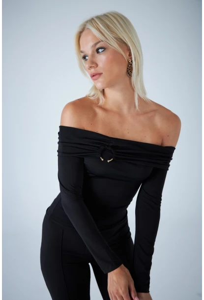 Kadın Siyah Halka Aksesuarlı Madonna Yaka Crop Bluz COL3043