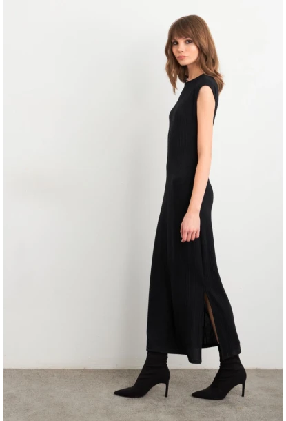 Kadın Siyah Kolsuz Yırtmaçlı Midi Elbise TF60