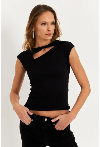 Kadın Siyah Önü Pencereli Asimetrik Bluz LPP1227-1