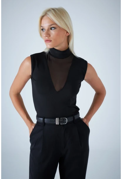 Kadın Siyah Yarım Balıkçı Tül Detaylı Bluz EY3135