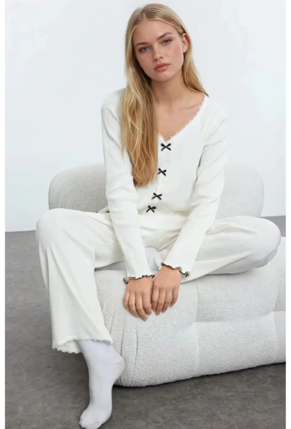 Pamuklu Dantel ve Fiyonk Detaylı Fitilli Örme Pijama Takımı Beyaz
