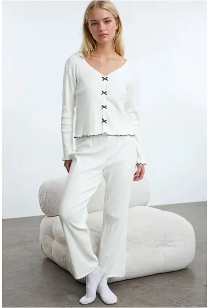 Pamuklu Dantel ve Fiyonk Detaylı Fitilli Örme Pijama Takımı Beyaz