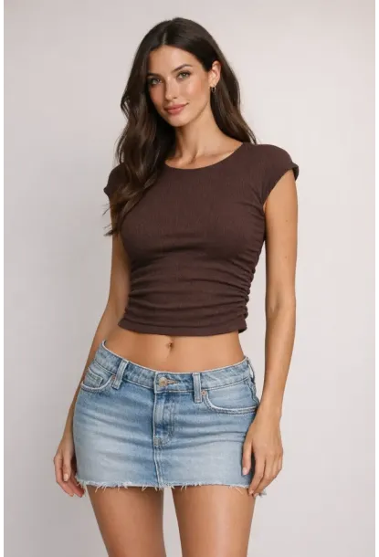 Kahverengi Bürümcük Kumaş Yanları Lastikli Crop Bluz – Esnek ve Vücuda Oturan Şık Tasarım