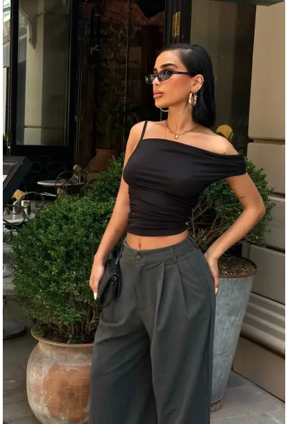 Asimetrik Kesim Siyah Esnek Crop Bluz