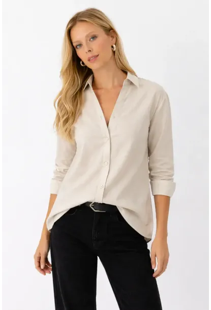 Bej V Yaka Düğmeli Kadın Gömlek – Rahat Kesim, Günlük & Şık Stil