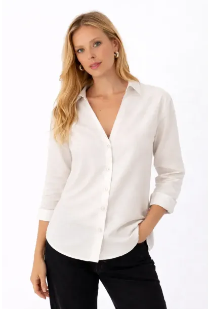 Beyaz V Yaka Düğmeli Kadın Gömlek – Rahat Kesim, Günlük & Şık Stil