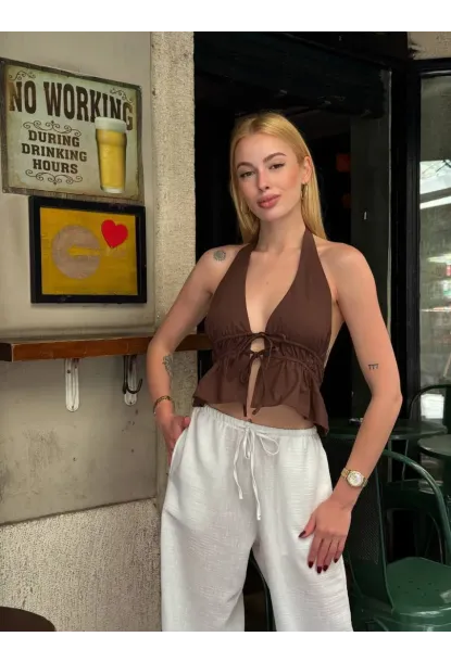 Boyundan Bağlamalı Sırtı Açık Keten Bluz Kahve