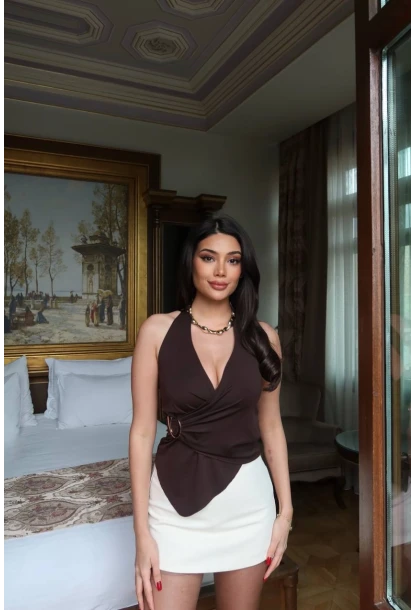 Dalgıç Kumaş Aksesuarlı Boyundan Geçmeli Bluz