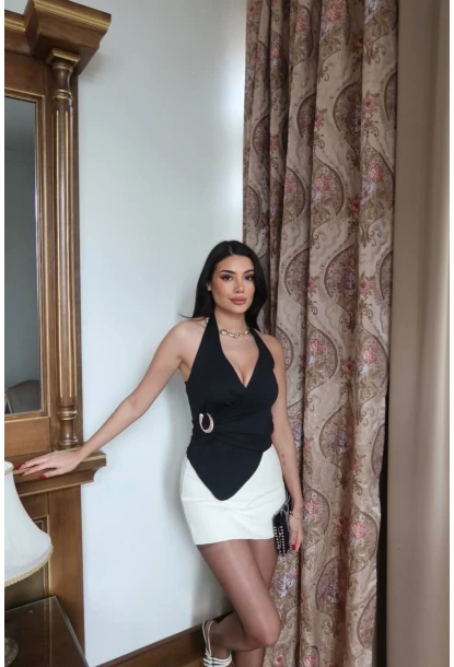 Dalgıç Kumaş Aksesuarlı Boyundan Geçmeli Bluz