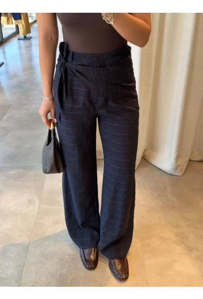 Ekose Desenli Bağlama Detaylı Yüksek Bel Pantolon – Şık & Rahat Kesim