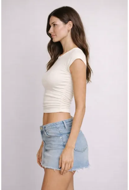 Ekru Bürümcük Kumaş Yanları Lastikli Crop Bluz – Esnek ve Vücuda Oturan Şık Tasarım