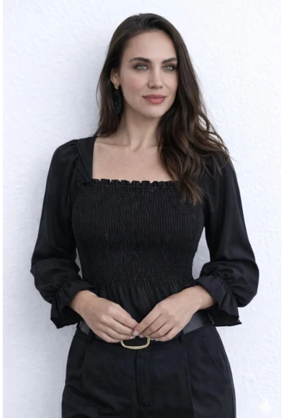 Gipeli Kare Yaka Volan Detaylı Siyah Bluz