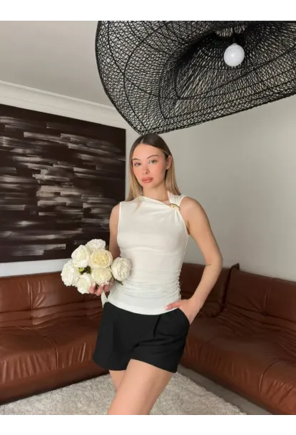 Gold Aksesuarlı Drapeli Ekru Bluz