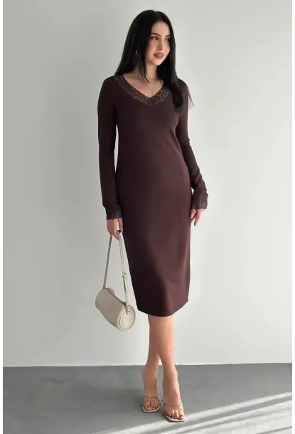 Kadın Dantel Detaylı V Yaka Elbise – Uzun Kollu Şık Günlük Elbise