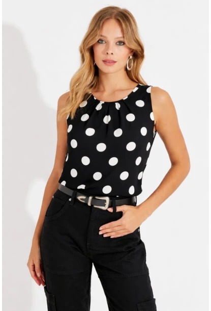 Kadın Puantiye Desen Atlas Kumaş Kolsuz Bluz