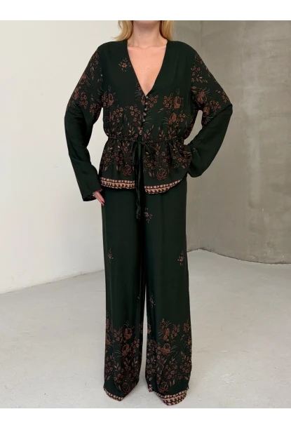 Kadın Viskon Kumaş Desenli V Yaka Kuşaklı Alt Üst Takım Yeşil