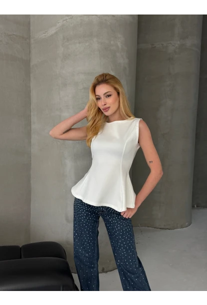 Kadın Volanlı Vücüda Oturan Sıfır Kol Bluz Beyaz