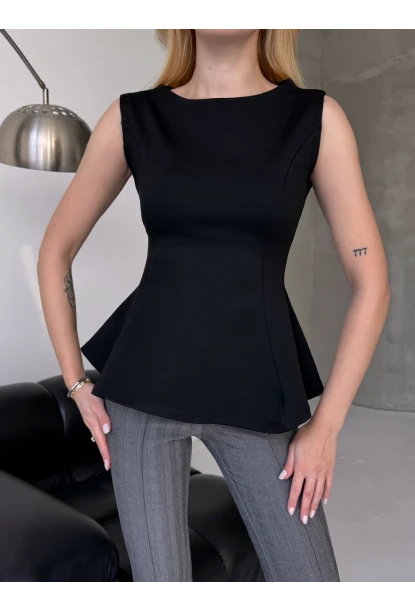 Kadın Volanlı Vücüda Oturan Sıfır Kol Bluz Siyah