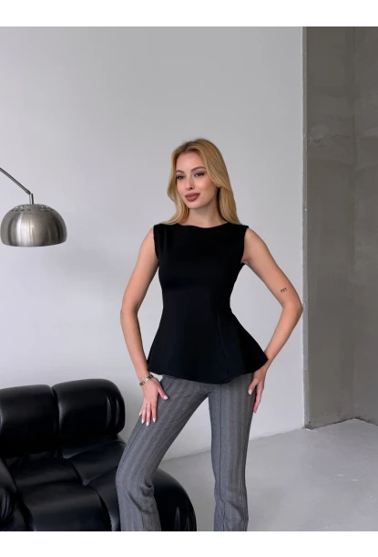 Kadın Volanlı Vücüda Oturan Sıfır Kol Bluz Siyah