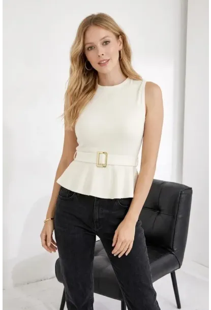 Kemer Detaylı Volanlı Beyaz Bluz – Şık ve Modern Kesim