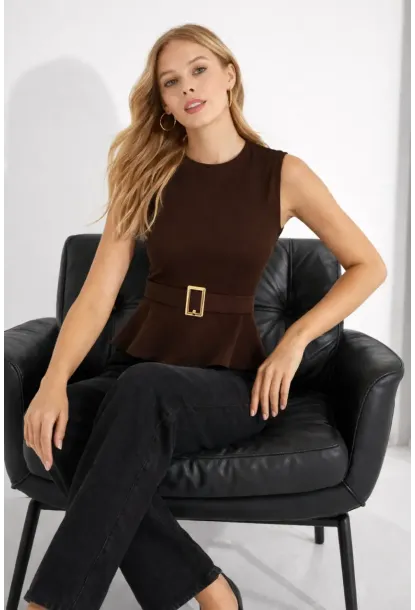 Kemer Detaylı Volanlı Kahve Bluz – Şık ve Modern Kesim
