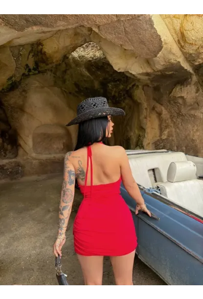 Kırmızı Drapeli Halter Yaka Mini Elbise – Vücuda Oturan Şık Gece Elbisesi