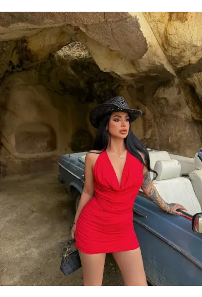 Kırmızı Drapeli Halter Yaka Mini Elbise – Vücuda Oturan Şık Gece Elbisesi