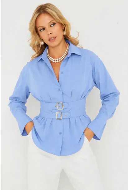 Mavi Korseli Detaylı Şık Gömlek – Bel Vurgulu Modern Kesim