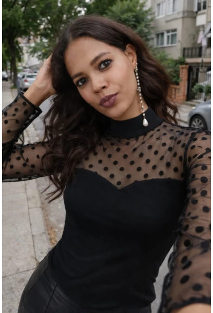 Puantiye Tül Detaylı Yarım Balıkçı Yaka Siyah Bluz