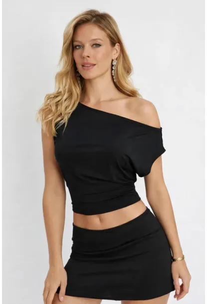 Siyah Asimetrik Yaka Drapeli Crop Bluz