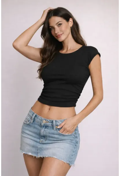 Siyah Bürümcük Kumaş Yanları Lastikli Crop Bluz – Esnek ve Vücuda Oturan Şık Tasarım