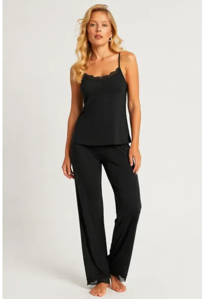 Siyah Dantel Detaylı Askılı Kadın Pijama Takımı – Rahat & Şık Ev Giyimi