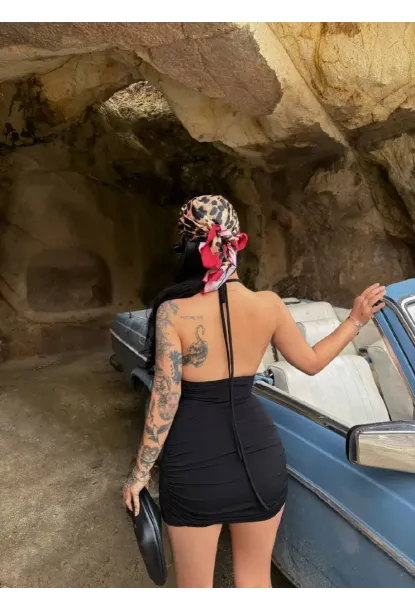Siyah Drapeli Halter Yaka Mini Elbise – Vücuda Oturan Şık Gece Elbisesi