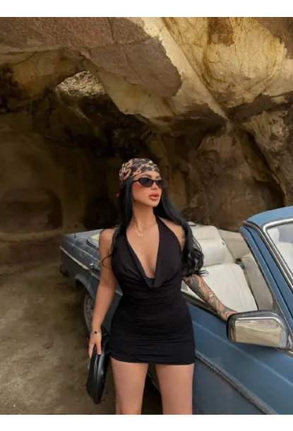 Siyah Drapeli Halter Yaka Mini Elbise – Vücuda Oturan Şık Gece Elbisesi