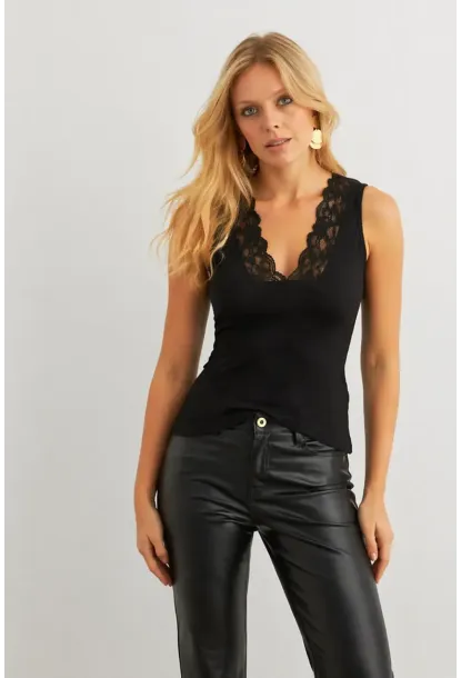 Siyah Kaşkorse Dantel Yaka Detaylı Kadın Atlet Bluz