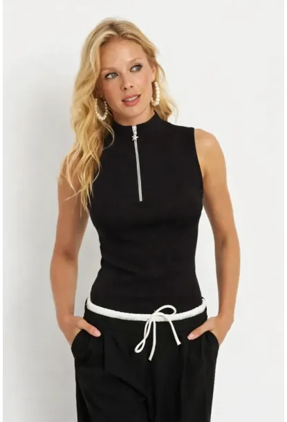 Kadın Yaka Fermuar Detay Kolsuz Siyah Bluz