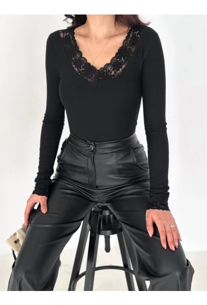 V Yaka Dantel Detay Siyah Bluz