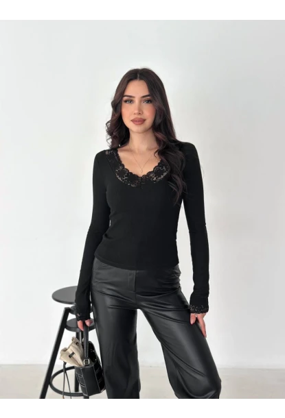 V Yaka Dantel Detay Siyah Bluz